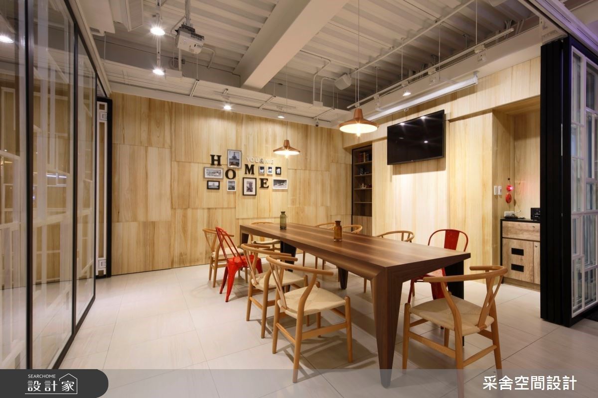 大量木質溫暖粗獷鐵件！輕暖工業風拉近與顧客的距離