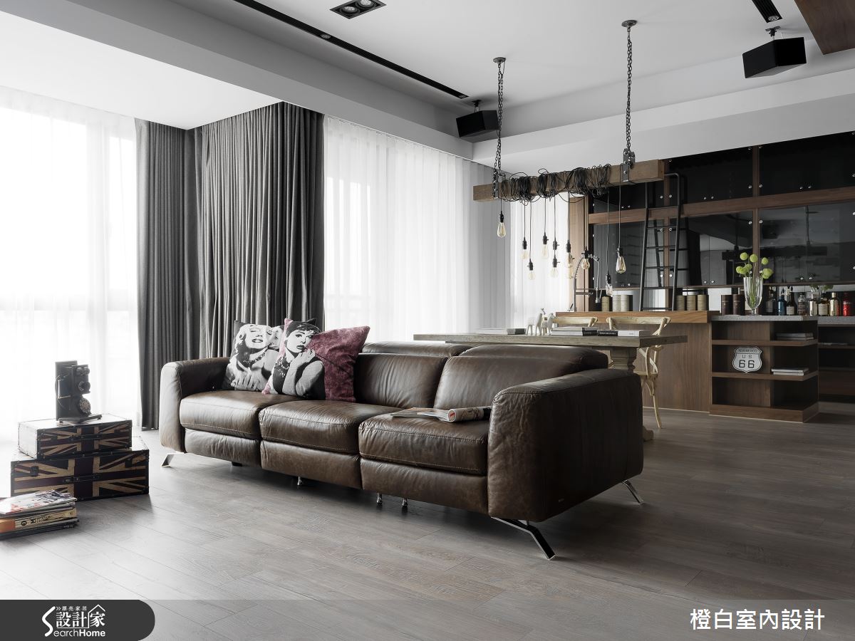 在 45 坪內斂野性藍調，展露現代自信風采