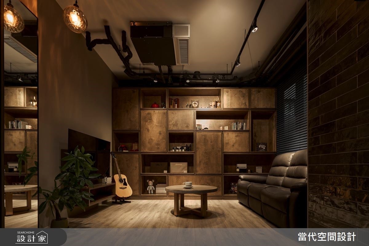 超強10坪工業風複層小宅！除了大面收納牆，更完整規劃客廳、廚房與臥室