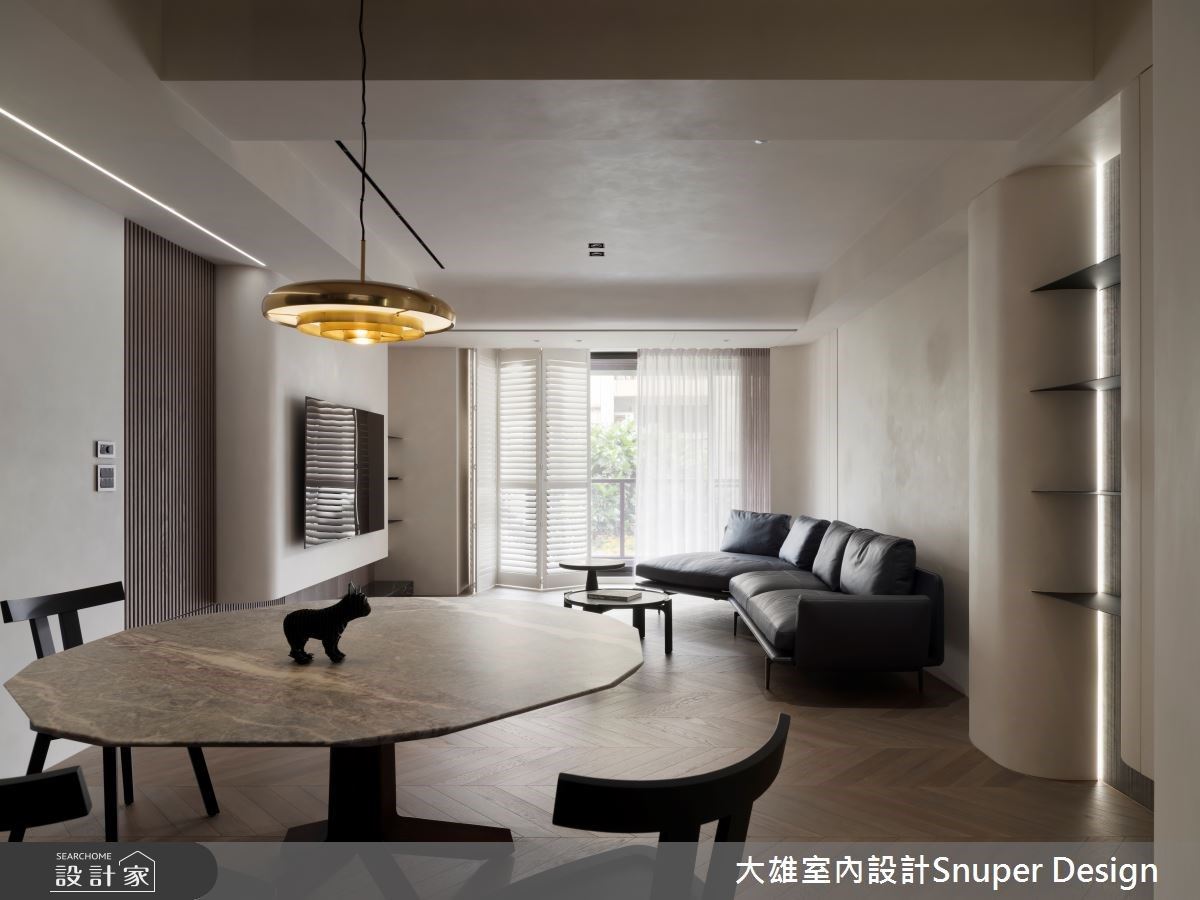 在流動的旋律中尋找情感歸宿，特殊漆與弧形給予家溫暖安定的感受