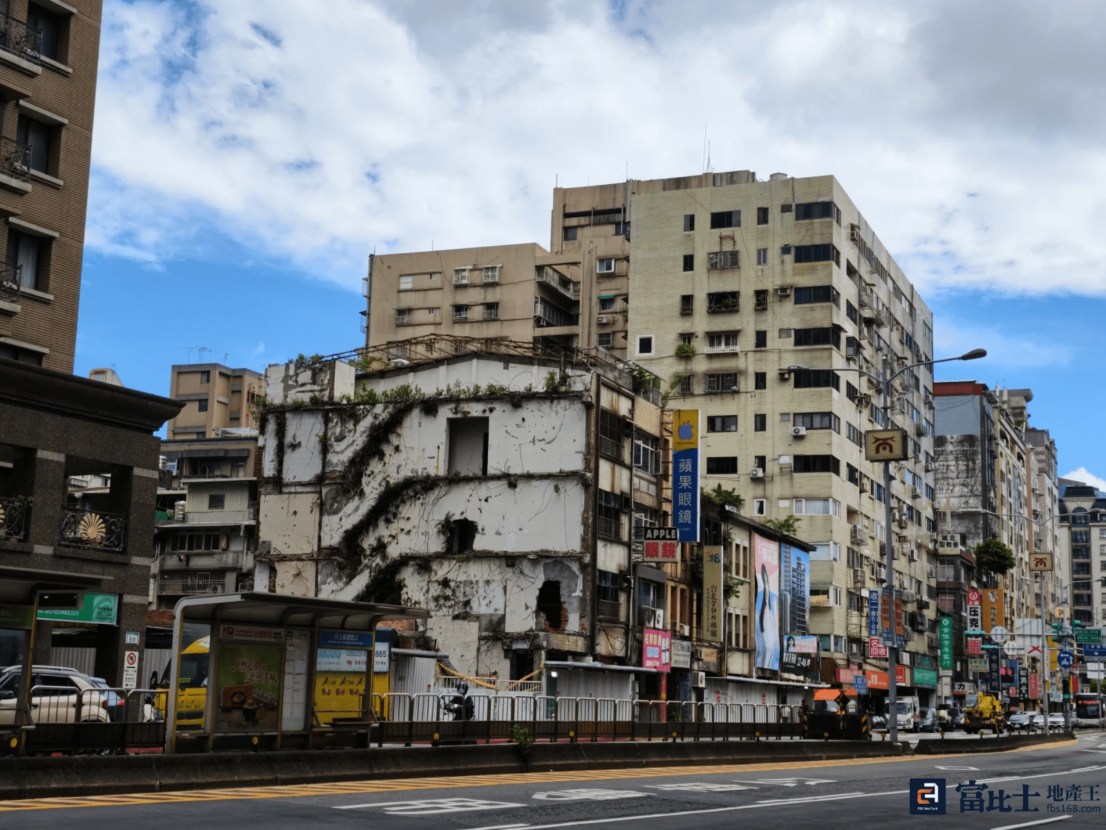 市長黃偉哲表示老宅延壽中央補助名額有限，已責成工務局強化前端諮詢與資格初篩，避免民眾先行支付結構評估費用卻未能獲補，降低市民申請風險。(圖/記者蘇茵慧)