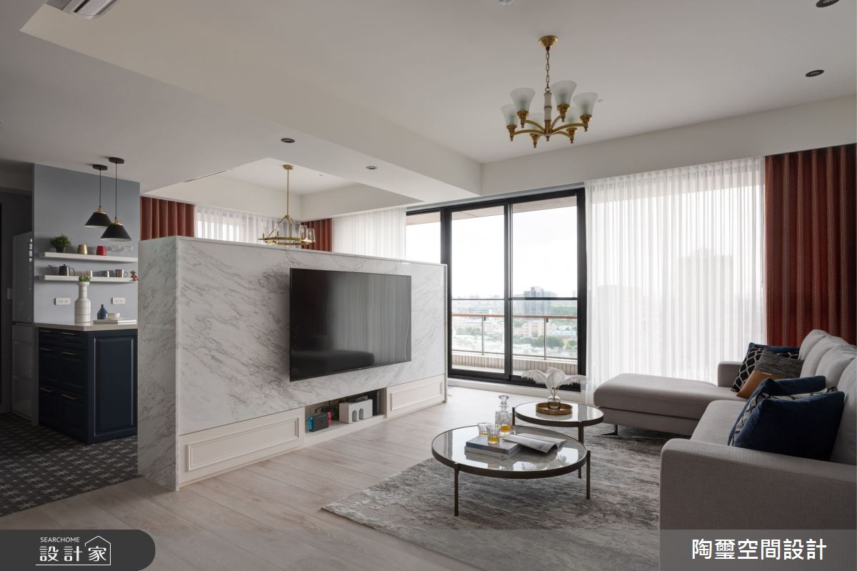 半高牆讓客餐廚隔而不斷，優雅藍色系美式風讓家凝聚情感、溫馨動人