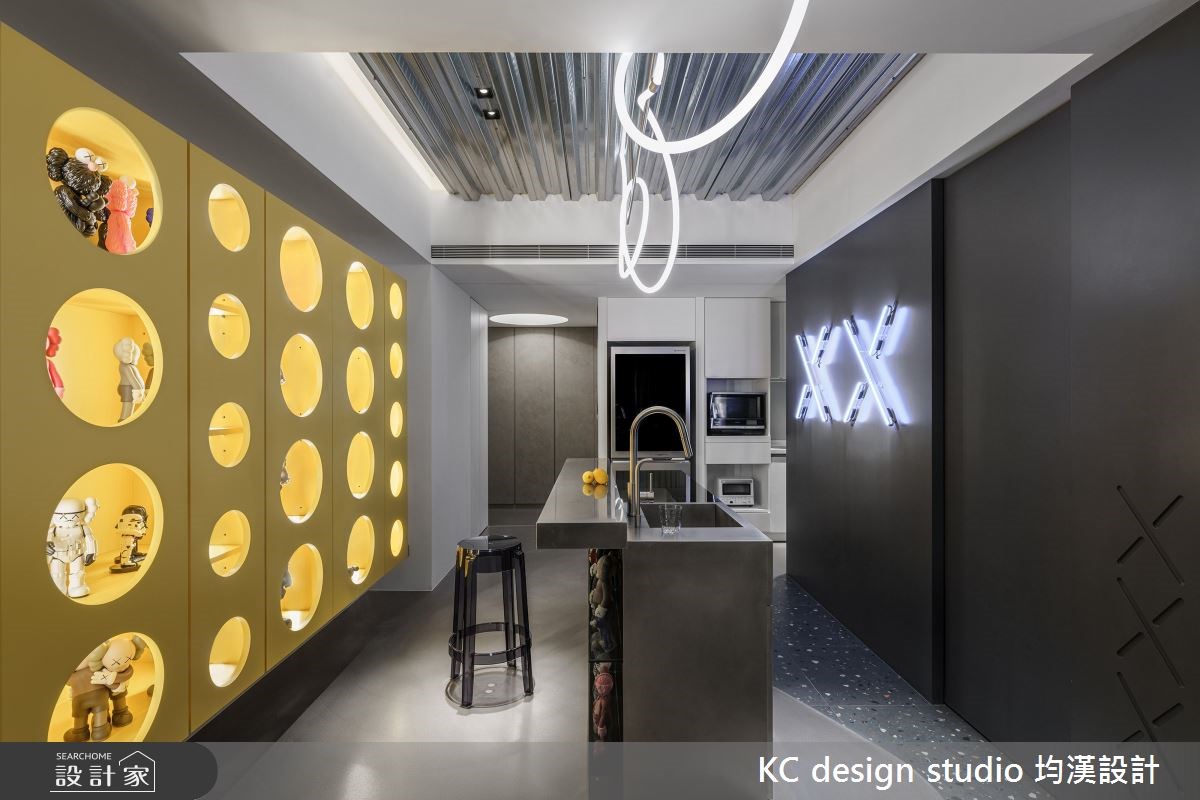 墜入大人的玩具樂園！客製玩具展示牆作為中島背景，21 坪胚屋因屋主藏充...