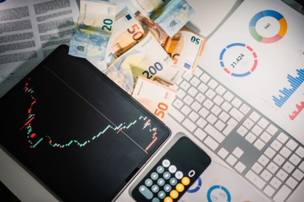 00929太狂！今年含息報酬逾76% 不敗教主：竟打敗高含積量0050、0052