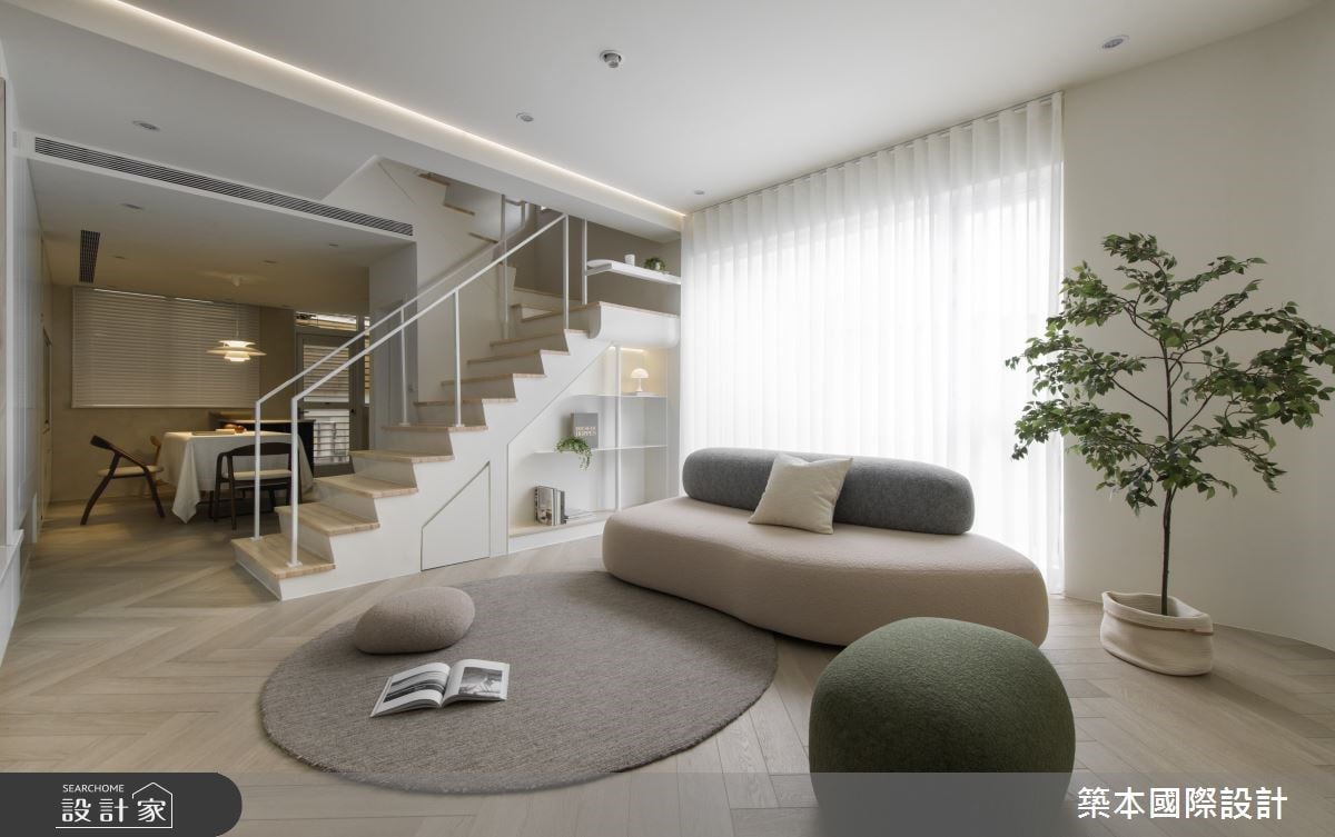 老屋揮別陰暗，迎來陽光灑落的透天別墅，居家餐酒館、精品更衣室與藝術...