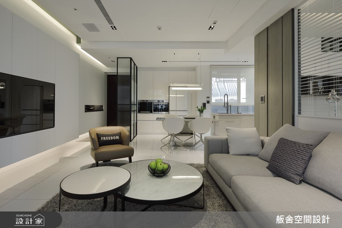 運用材質特性維持空間開放感，實現現代風格的白派親子宅