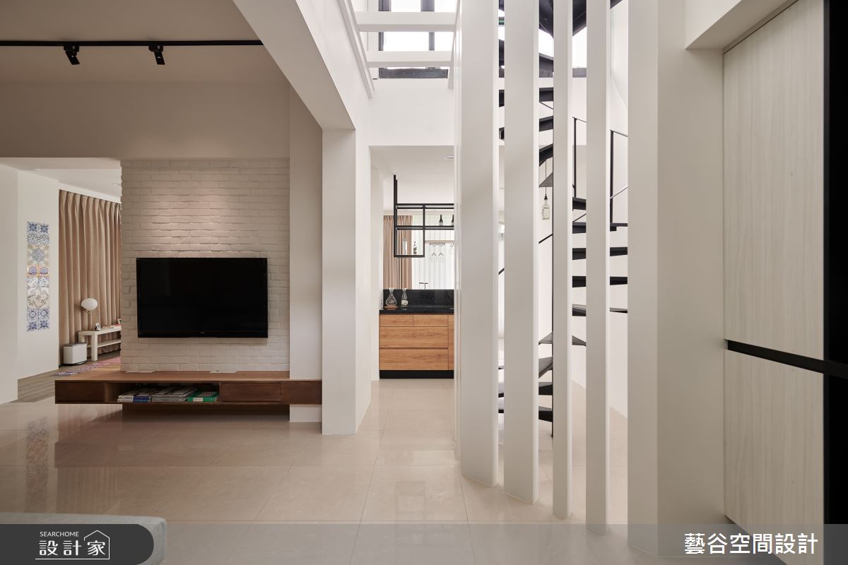 100 坪純白系樓中樓！「空中景觀書房」＋「夢幻美廚」打造一家三口的美...
