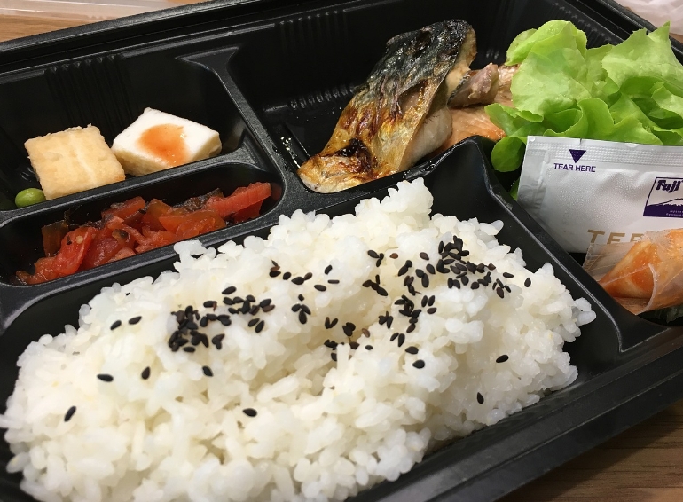 桌上擺2便當！裝修師傅「沒問直接嗑光」挨罵反噴：瞧不起做工的