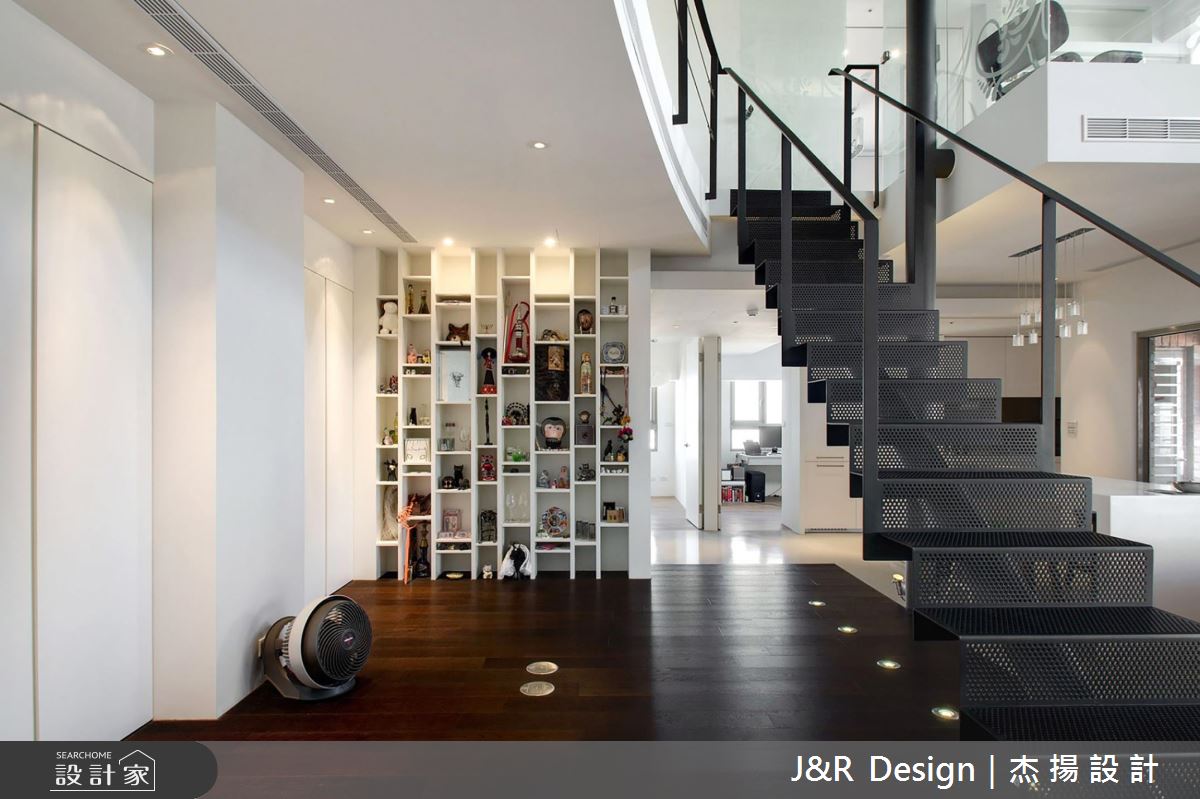 2 人共享挑高 6 米樓中樓！極簡前衛的歐美風玻璃屋