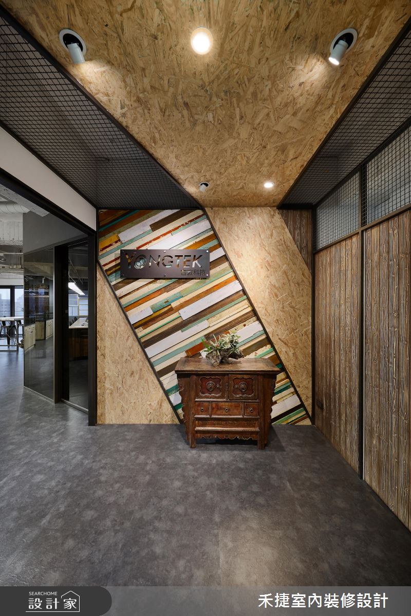 老件魅力無法擋！古董家具發燒友的 52 坪工業風辦公室