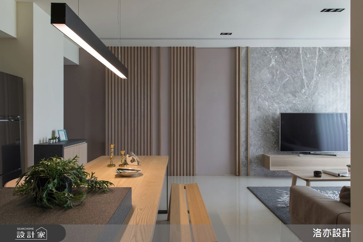 開放格局、引光入室，35 坪超透亮採光宅，還將房門隱藏於電視牆面！