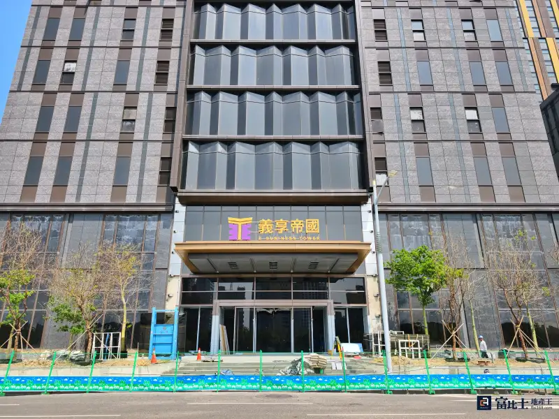 河堤社區可串聯輕軌,達義享天地、萬豪酒店、好市多及未來富邦凹子底案,今年義享二期正趕工準備開幕中。(圖/記者蘇茵慧) 河堤社區可串聯輕軌,達義享天地、萬豪酒店、好市多及未來富邦凹子底案,今年義享二期正趕工準備開幕中。(圖/記者蘇茵慧)