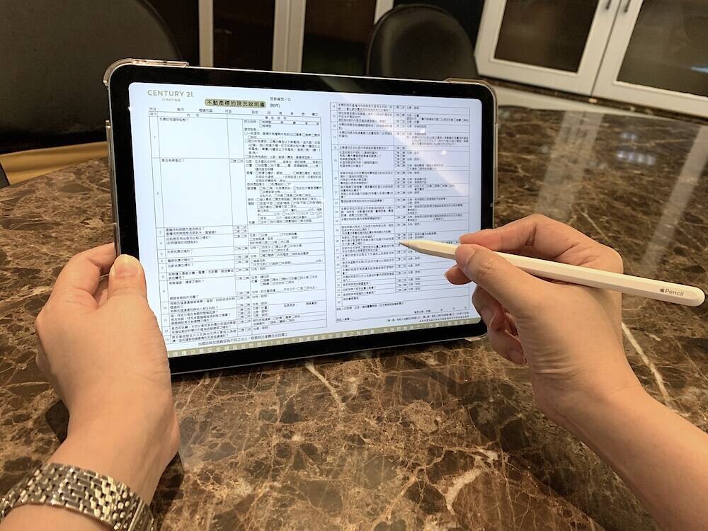 【新聞圖片2】21世紀不動產首推數位「無接觸簽約」，使用平板、手機、電腦即可完成合約簽署的動作。