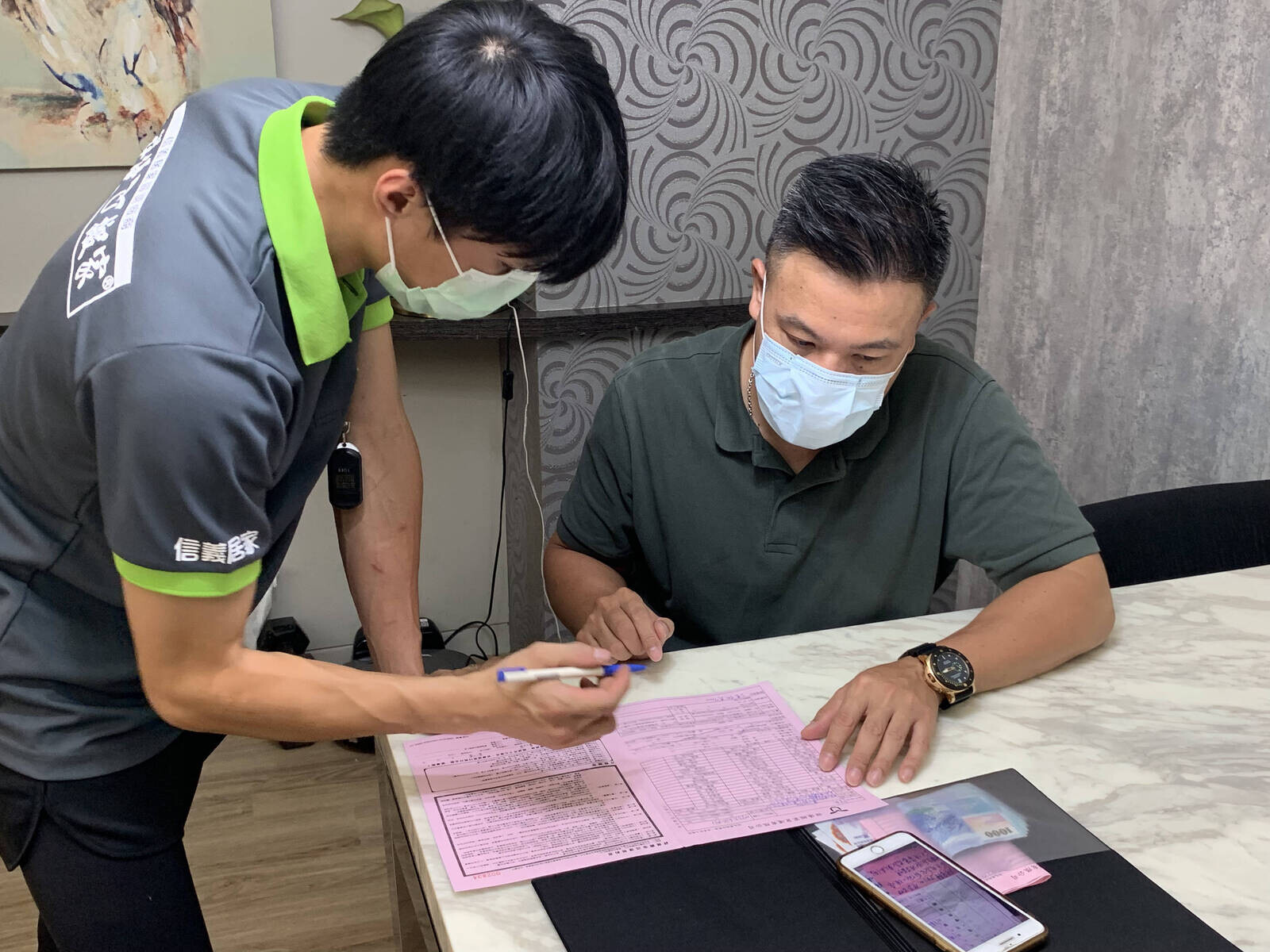 信義居家表示，簽訂搬家合約時，需留意服務條款與因搬運損壞時，是否有賠償條款。