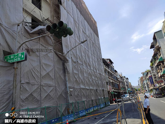 驚悚！高雄工地6米橫樑高空砸下