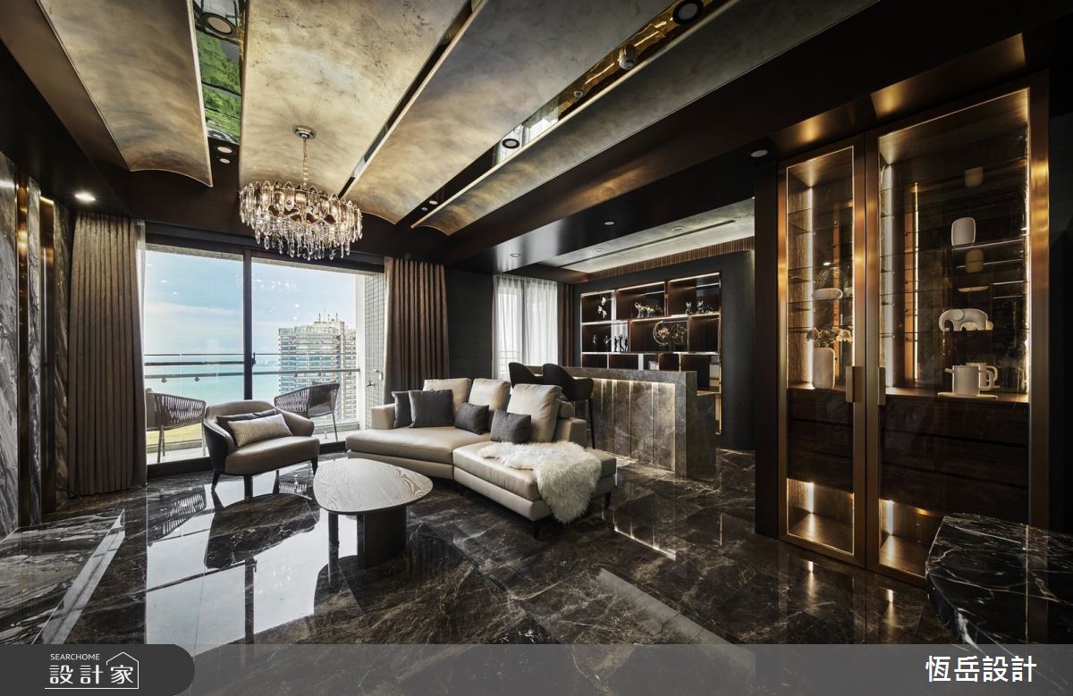 天花板上的波瀾壯闊，石材與金屬讓渡假屋內外呼應