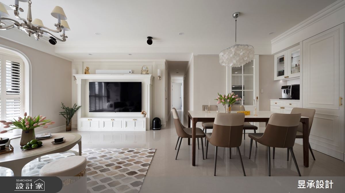 打上濾鏡40坪燕麥色美式宅！壁爐電視牆、窗邊拱門、淨白光感木百葉，打...
