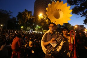 搶攻年輕人選票，藍綠陣營過招。九合一選舉，決戰關鍵30％！