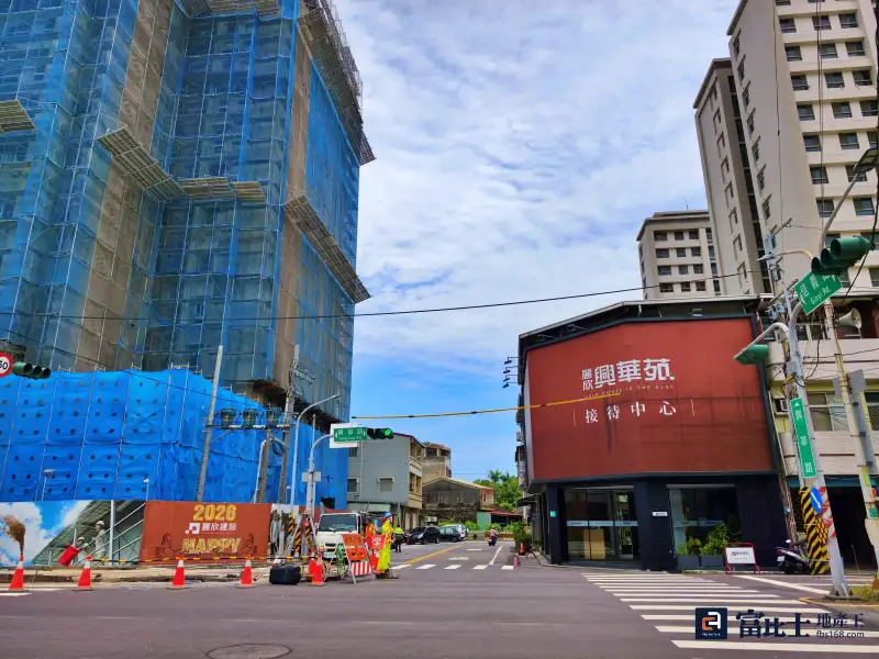 為提升南科菁英的置產環境品質，「興華苑」基地緊鄰成熟的中山路、中正路雙商圈，更主動斥資逾450萬元進行周邊社區的電線桿地下化工程，展現深耕大善化生活圈的長遠品牌決心。(圖/記者蘇茵慧)