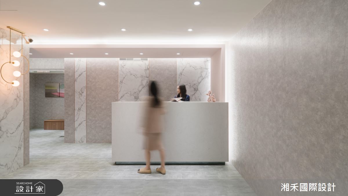 一塵不染的優雅混搭風！體驗偷偷變美的矯正美學