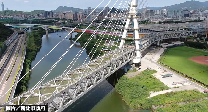 安坑輕軌「安心橋」全橋合龍 後年通車