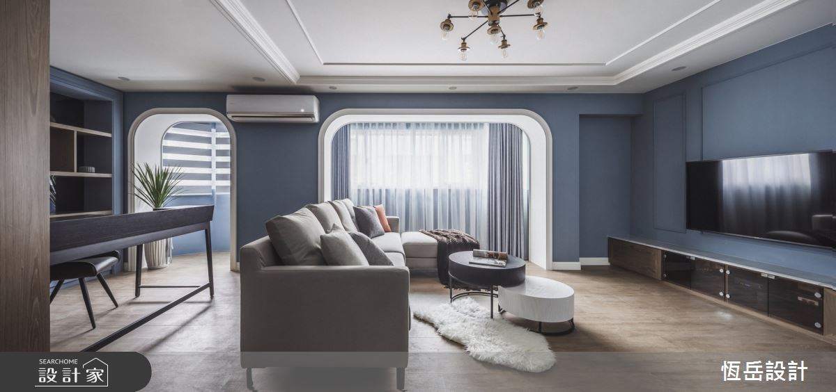 徜徉光影之間！老屋化身質感灰藍美式宅，浪漫美式拱門串起信仰與聚會！