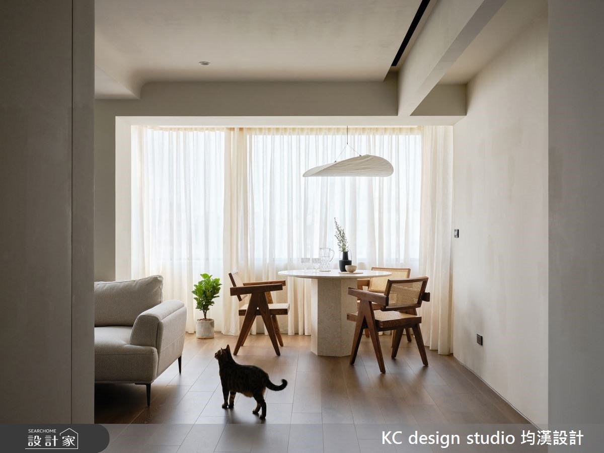 與愛貓共享慵懶午後陽光！22 坪中古屋以極簡設計創造彈性格局，自由切換...