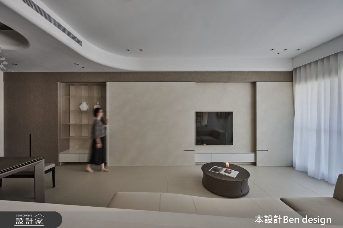 一回家就沉浸在藝文展覽空間！優雅女屋主的淨白藝廊之家，展示收納櫃設...