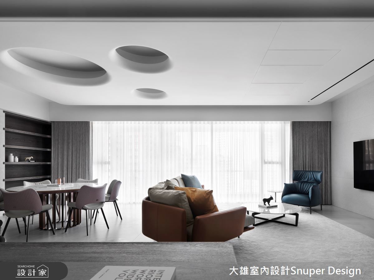 將家安置於藝廊中，光影與情感的留白之境