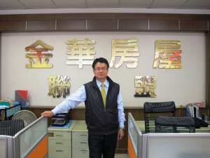 劉水抱  公共行政、法律雙碩士的專業房仲