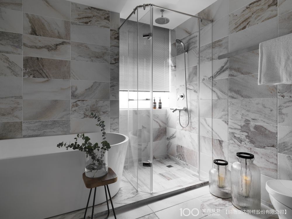 浴室乾溼分離門卡水垢！ 達人曝2物秒除 從此不再霧茫茫