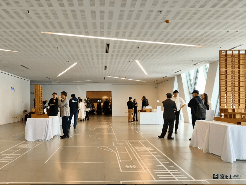 在兩大平行展中,深度鏈結高雄與居住議題,展區可見高雄一路以來的變化,以及開發商從「產權銷售」轉型為「生活提案者」的思維革新 。(圖/記者蘇茵慧) 在兩大平行展中,深度鏈結高雄與居住議題,展區可見高雄一路以來的變化,以及開發商從「產權銷售」轉型為「生活提案者」的思維革新 。(圖/記者蘇茵慧)
