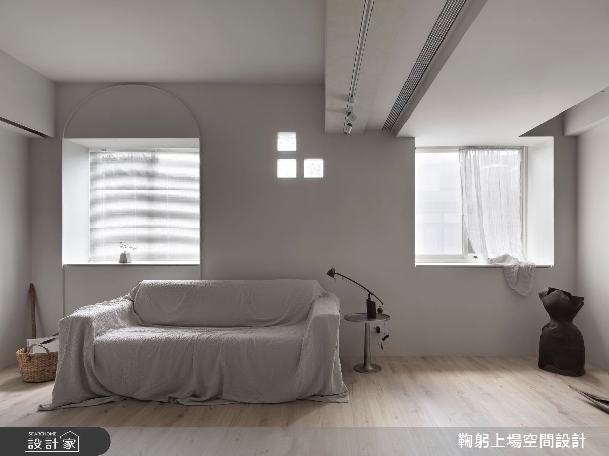 現代老房的極簡生活態度！不看電視時，就讓他收進大餐桌裡吧