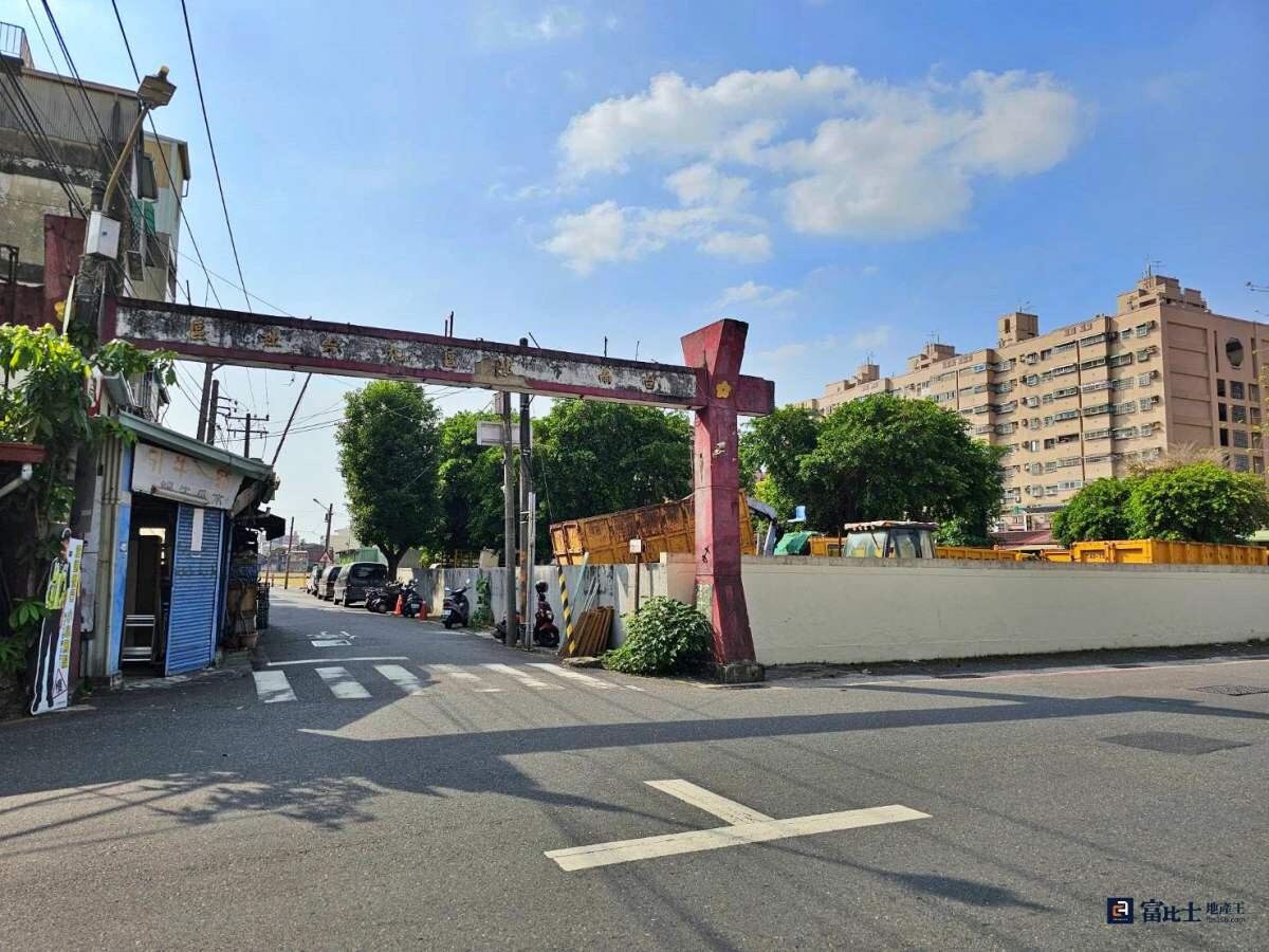 台南市延平段九六新村招商中，基準容積為1.5倍，公益設施獎勵達上限30%，提高公宅獎勵係數為1.2，並延長開發期限至5年。（圖／記者蘇茵慧）