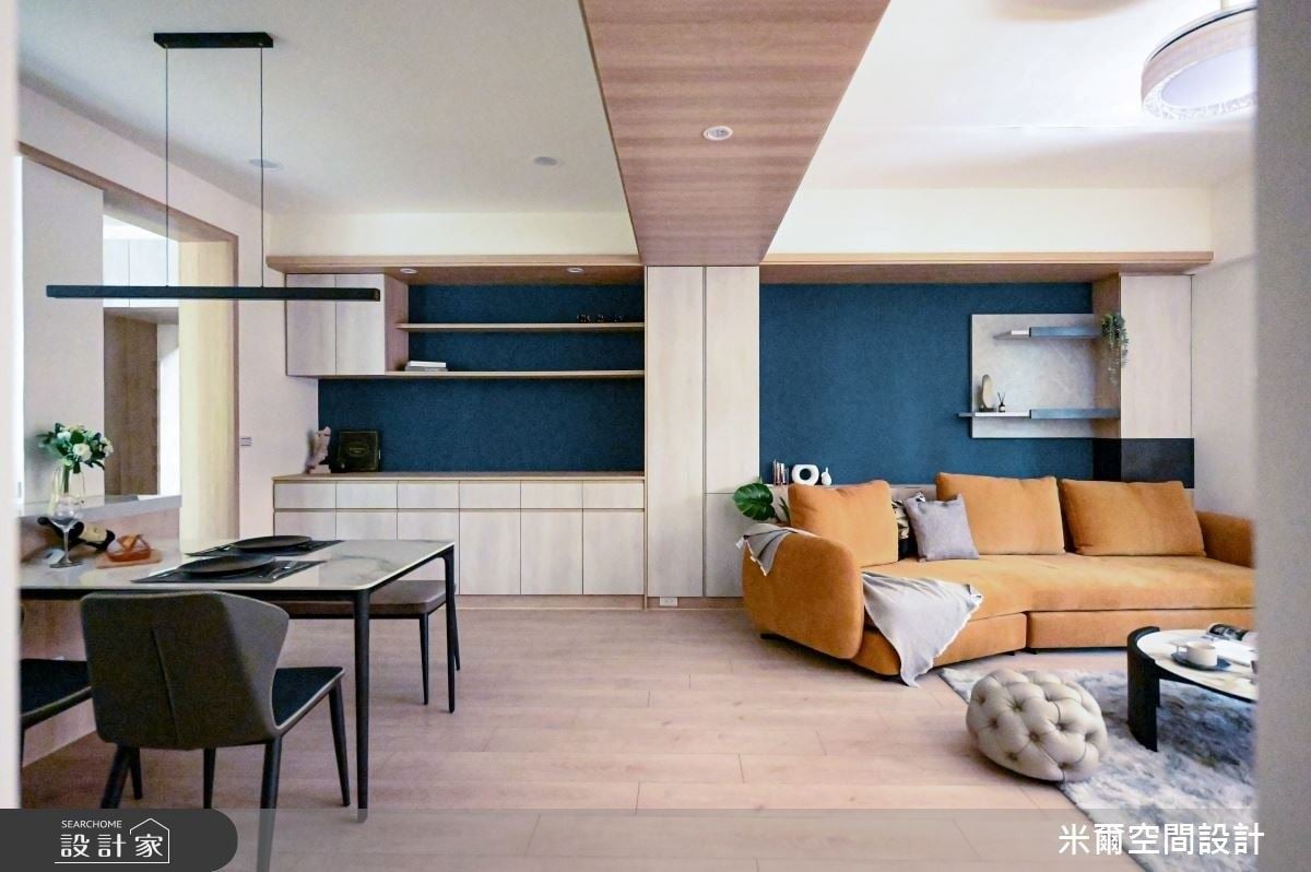 55坪透天老屋翻新！活潑色彩的北歐風讓開放式廚房與更衣室成為屋主記錄...