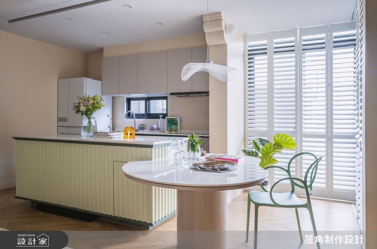 香甜的淺蜜桃橘北歐風！以中島串起生活動線，找出滿分的採光與空間感
