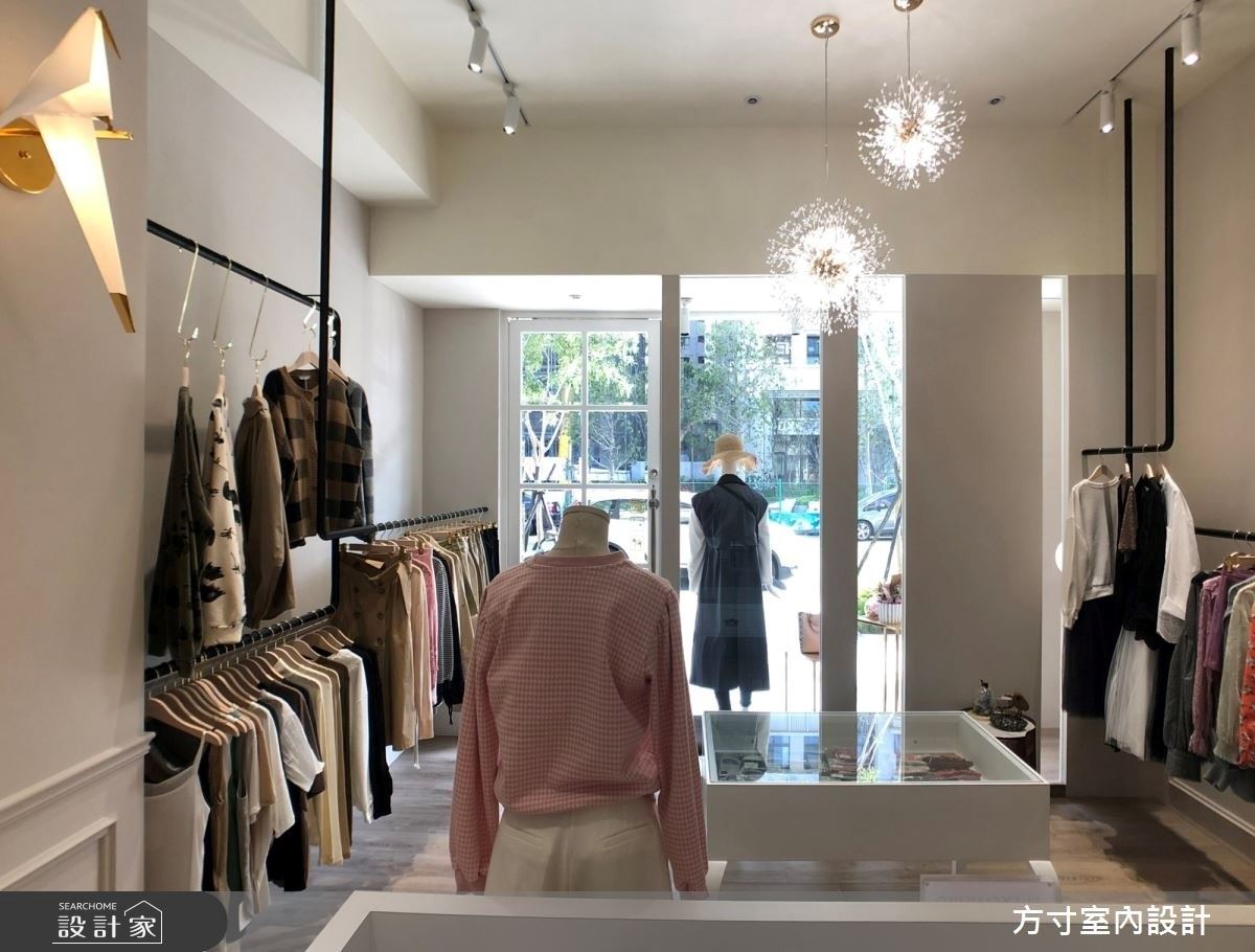 踏入巴黎街頭的時尚服飾店！以夢幻燈光和撞色手法，讓衣服成為頂級藝術品