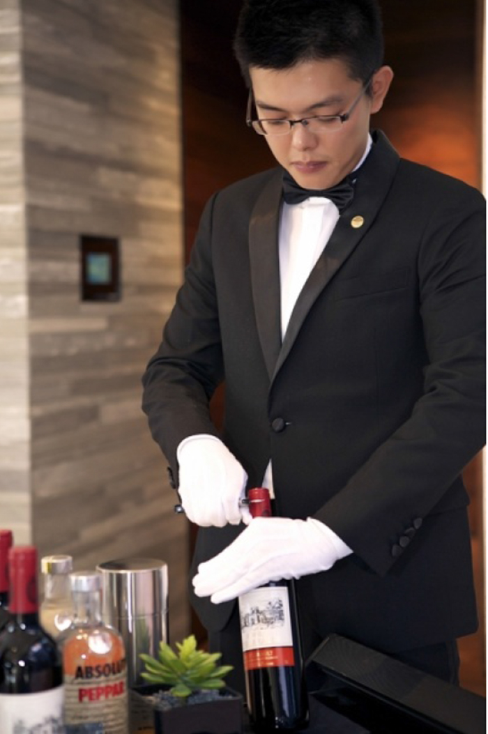 海外富豪捧金爭搶　『英國管家』身價鑲金包銀