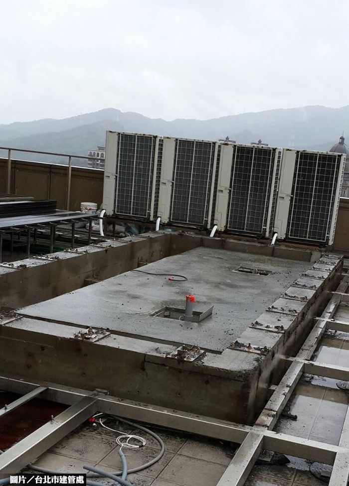 藝人內湖住宅頂樓 露天泳池拆了！