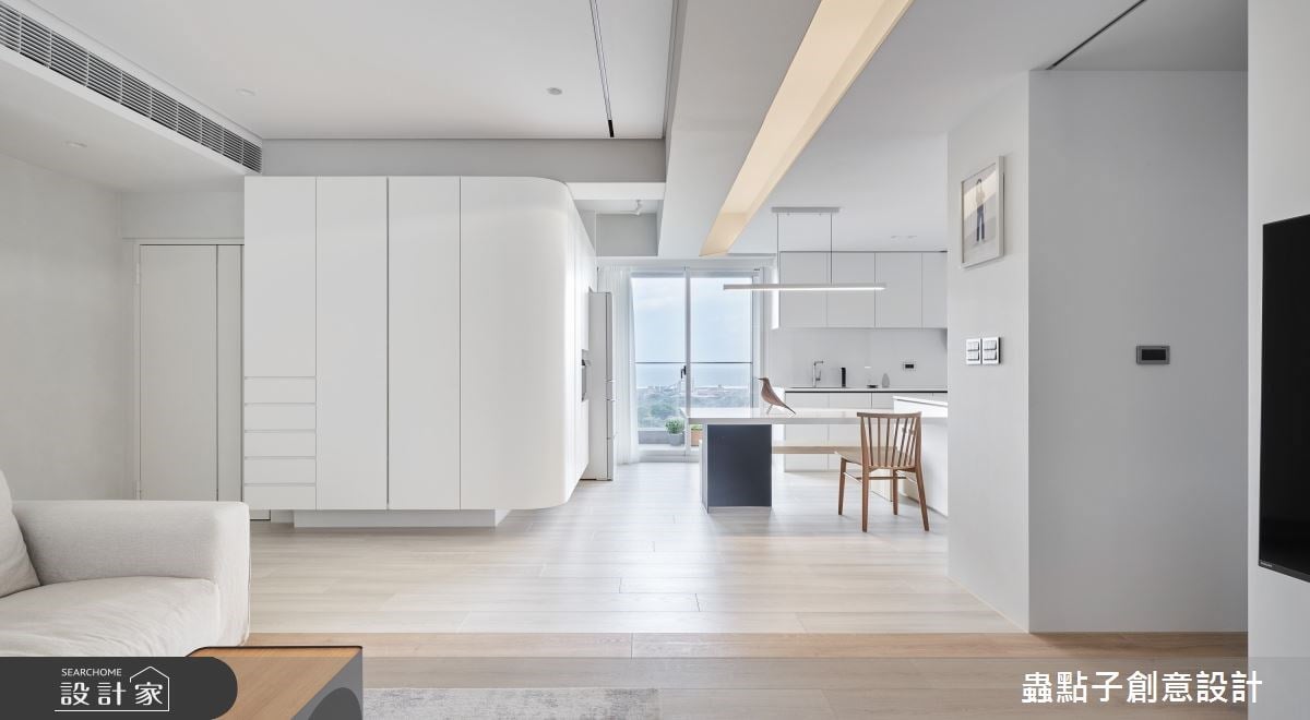 擴大陽台打造海景退休宅！30 年老屋隔間全改拉門，引入絕美窗景打造零死...