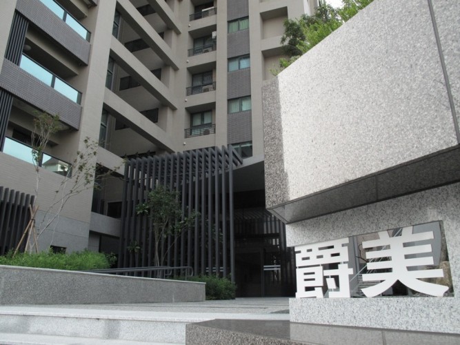 五甲鬧區中的「爵美」店面