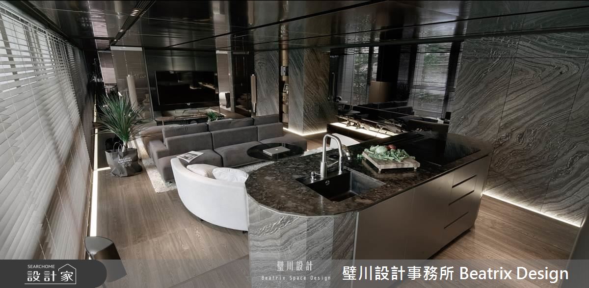 多樣材質交構出多元細節，開放式格局如乘坐頂級遊艇般享受渡假氛圍