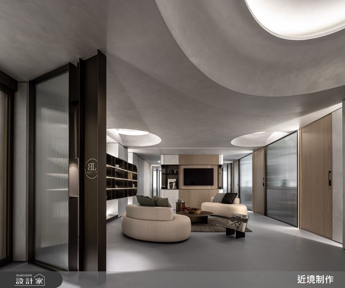 創造精緻品味商空！弧形與清水模設計語彙，光帶指引動線與核心領域