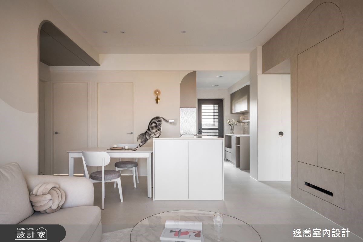 32 坪中古屋改造對孩子與寵物都友善！玻璃隔間提升採光與空間彈性，中島...