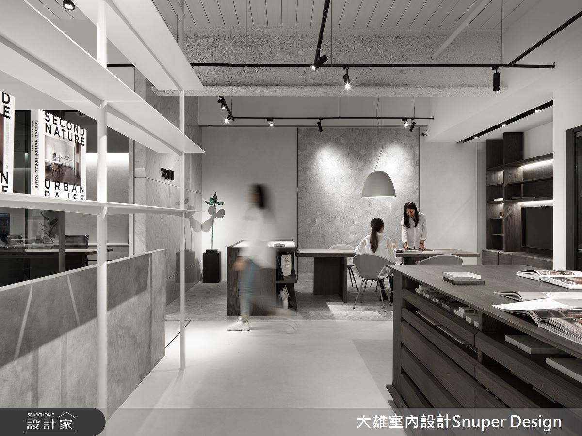 時尚裸設計無限延伸 玻璃、層板展示收納創造簡約現代工作室