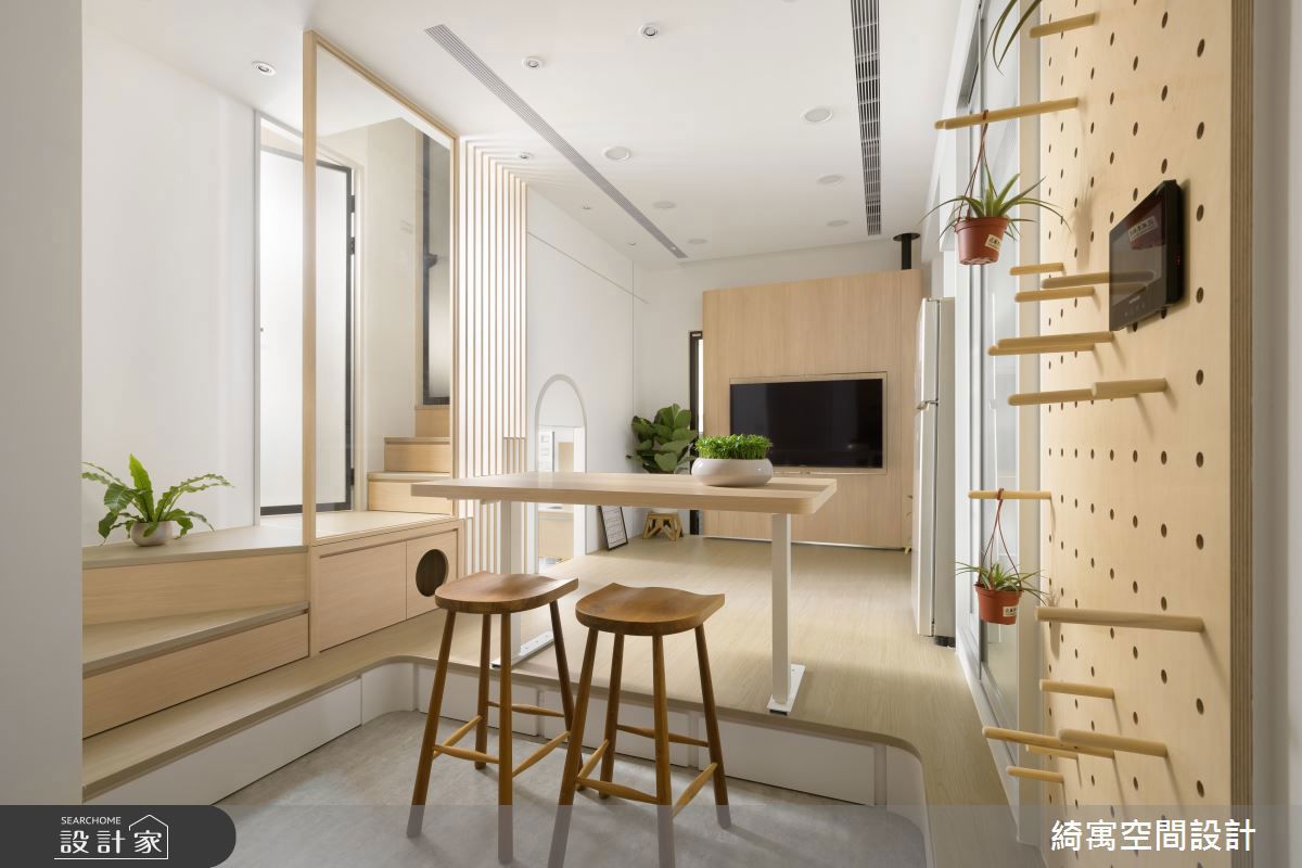 11坪迷你宅神改造！旋轉電視牆藏廚房，夾層巧搭遊戲區，住進2大2小1貓也...