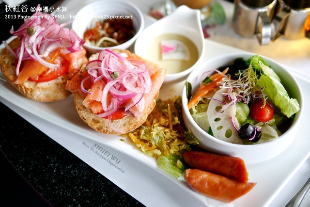 沉醉在湖畔旁的幸福美食，秋紅谷。幸福小水舞