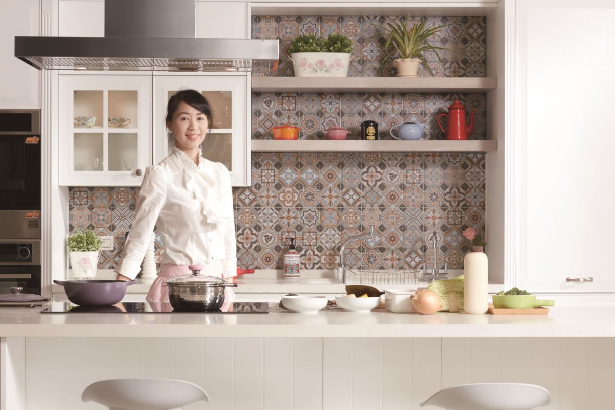 廚房達人蘿潔塔現身示範：美型收納 + 智能廚電，私房菜的美味祕訣！