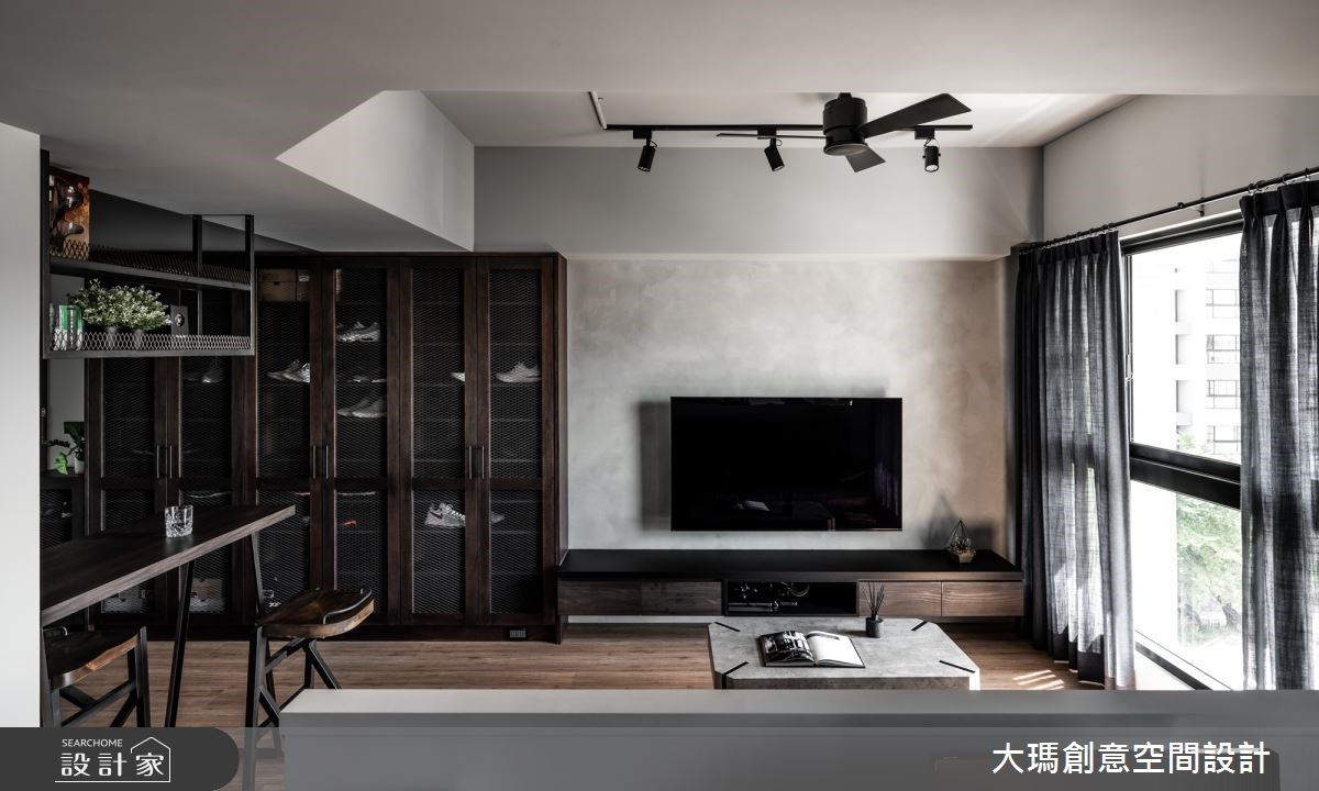 硬漢入住工業風單身宅，渾身散發重機騎士的公路狂野