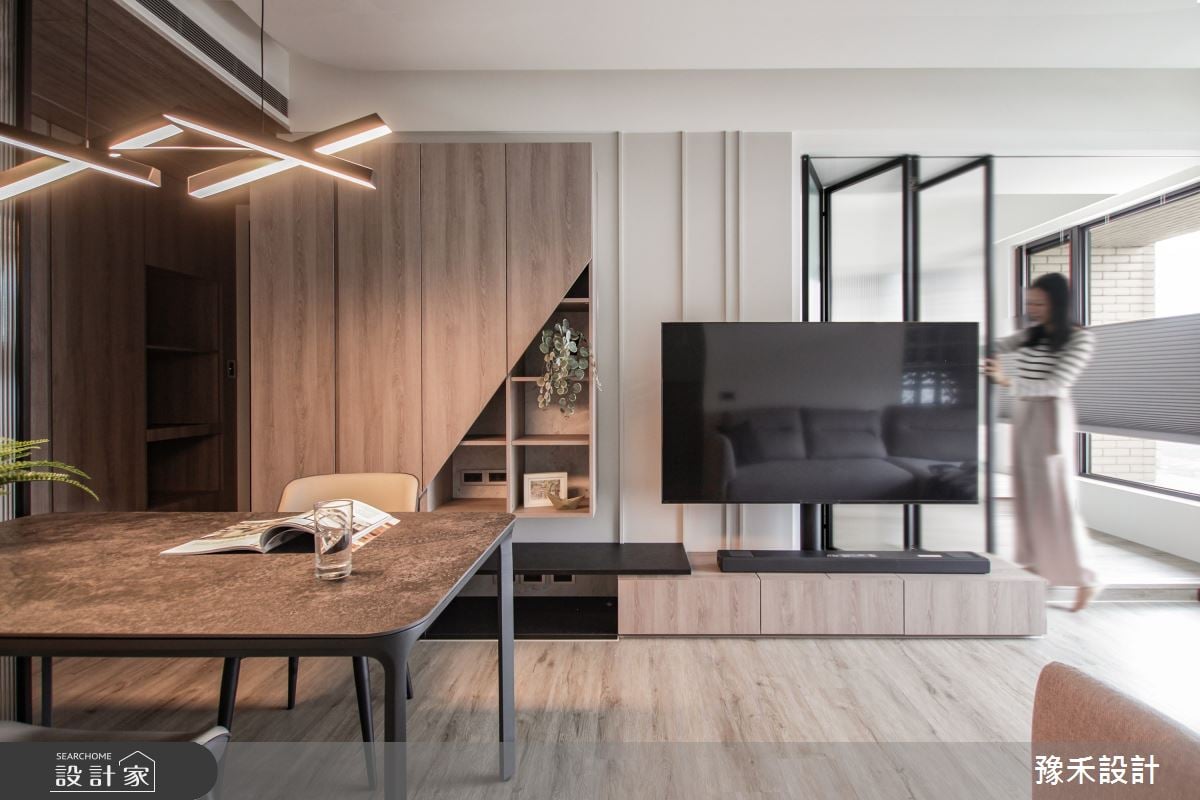 穿透式質材與異材質結合的造型隔屏，18坪中古屋引入採光、守護隱私創造...